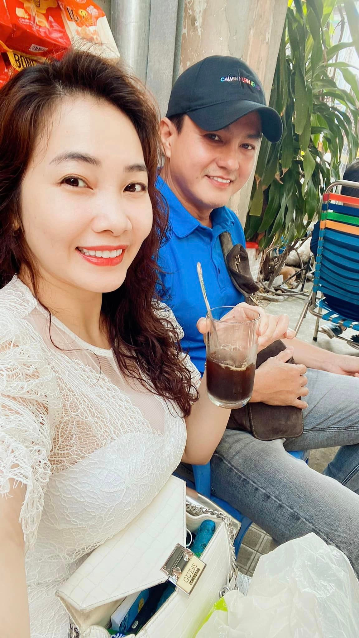 Mỗi khi vợ buồn hay giận, Khoản của "Mẹ rơm" thường xuyên xoa dịu bằng một nụ hôn bất ngờ. Cao Minh Đạt còn từng chia sẻ trên truyền thông rằng, sáng nào đi làm, anh cũng hôn vợ. Khi rảnh, hai vợ chồng cùng đi du lịch hâm nóng tình cảm.