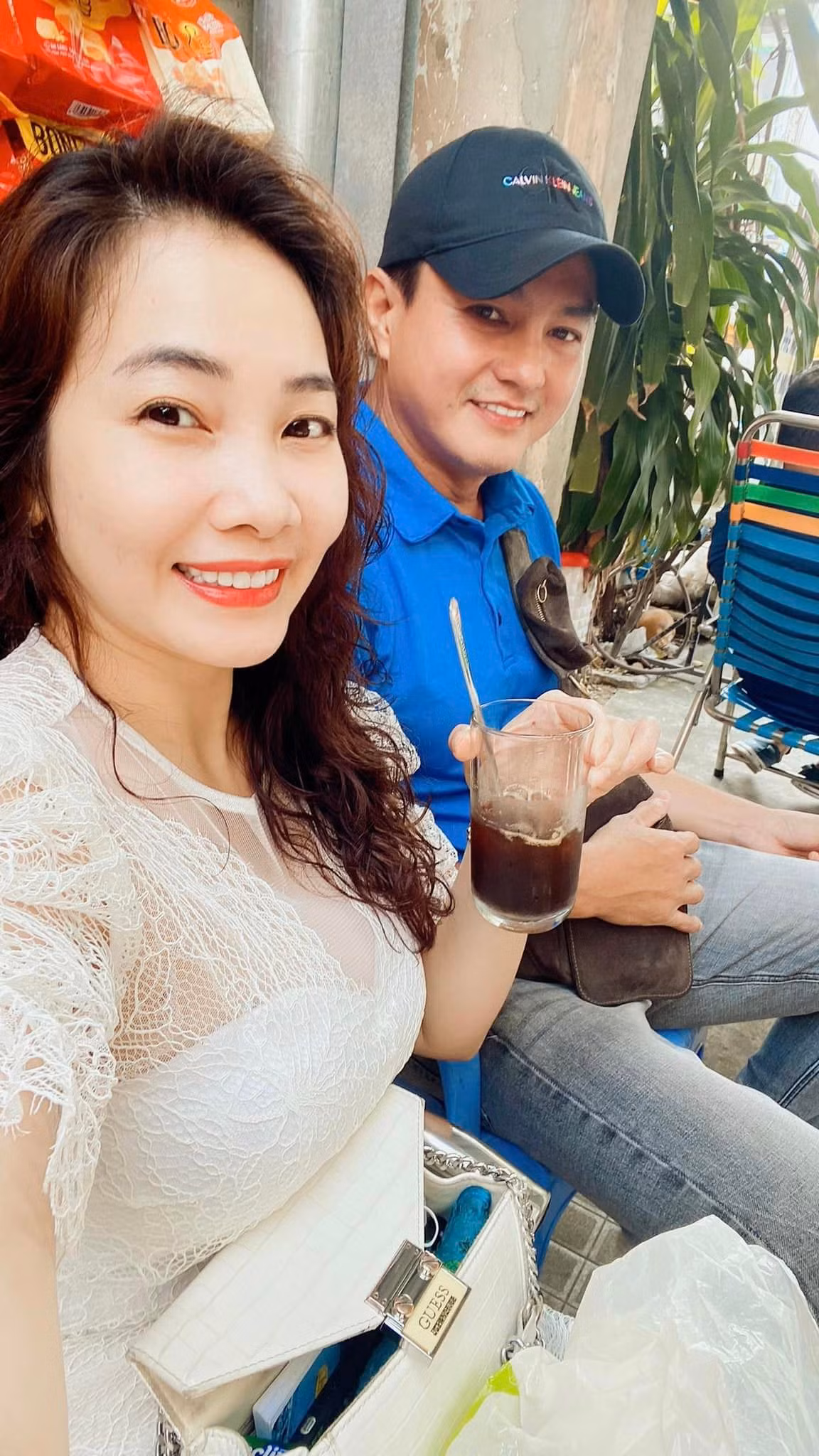 Mỗi khi vợ buồn hay giận, Khoản của "Mẹ rơm" thường xuyên xoa dịu bằng một nụ hôn bất ngờ. Cao Minh Đạt còn từng chia sẻ trên truyền thông rằng, sáng nào đi làm, anh cũng hôn vợ. Khi rảnh, hai vợ chồng cùng đi du lịch hâm nóng tình cảm.