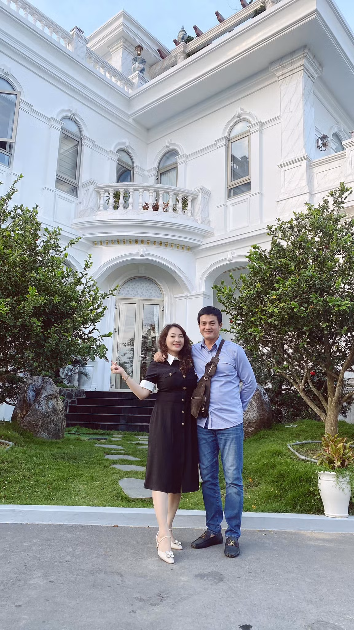 Dù chuyên trị vai ác, phản diện vô cùng xuất sắc trong sự nghiệp gần 30 năm trong nghề, thế nhưng ngoài đời nam diễn viên của "Mẹ rơm" lại xứng với biệt danh "chồng nhà người ta".