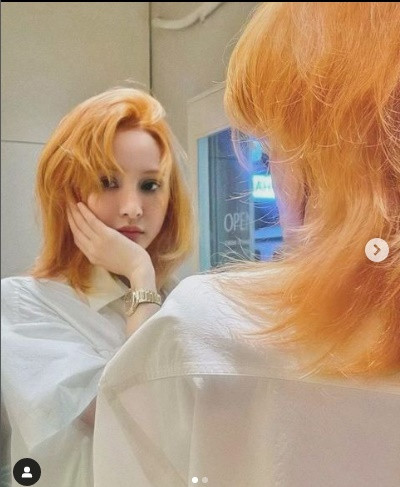 Không chỉ thay đổi từ mái tóc ngắn thành dài, nữ ca sĩ vướng scandal "trà xanh" này mới đây còn xuất hiện với diện mạo khá lạ lẫm.