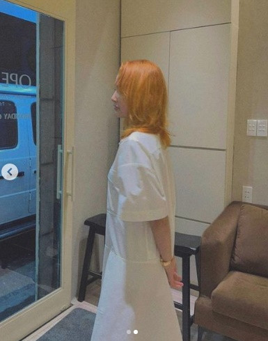 Trên trang Instagram cá nhân, giọng ca "Rồi người thương cũng hóa người dưng" đăng ảnh khoe mái tóc mới vô cùng nổi bật.