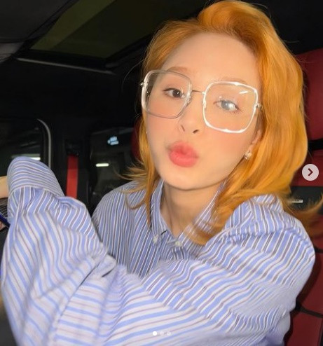 Gương mặt Hiền Hồ trông khác lạ khi để mái tóc vàng khè.