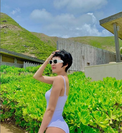 Nữ ca sĩ sở hữu gương mặt tựa búp bê cùng vóc dáng gợi cảm.