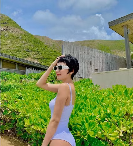 Nữ ca sĩ sở hữu gương mặt tựa búp bê cùng vóc dáng gợi cảm.