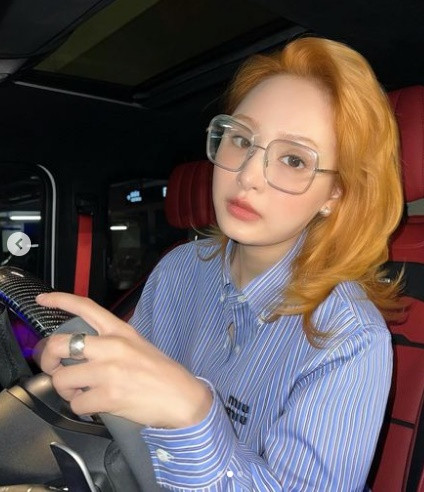  Hiền Hồ xuất hiện với diện mạo mới khiến các fan không khỏi thắc mắc liệu sự thay đổi này có giúp cô nàng "đổi vận" khi trở lại showbiz sau những lùm xùm tình cảm vừa qua?