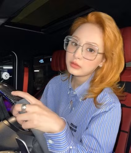  Hiền Hồ xuất hiện với diện mạo mới khiến các fan không khỏi thắc mắc liệu sự thay đổi này có giúp cô nàng "đổi vận" khi trở lại showbiz sau những lùm xùm tình cảm vừa qua?