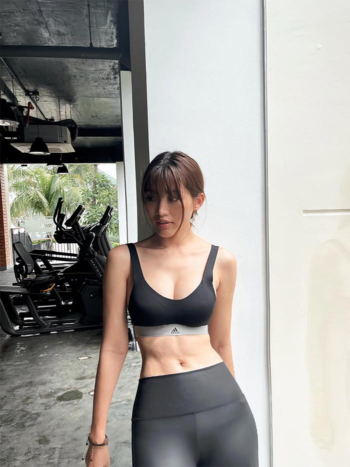 Vòng eo con kiến là một trong những niềm tự hào của Quỳnh Châu. Đó cũng là kết quả của cô sau một thời gian nỗ lực tập luyện.