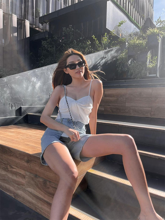 Ngoài nghề mẫu, người đẹp 28 tuổi còn thử sức mình trong lĩnh vực phim ảnh. Cô tham gia một số bộ phim truyền hình như: "Bố Già", "Kiếm chồng cho mẹ chồng", "Cây táo nở hoa" và làm MC song ngữ.