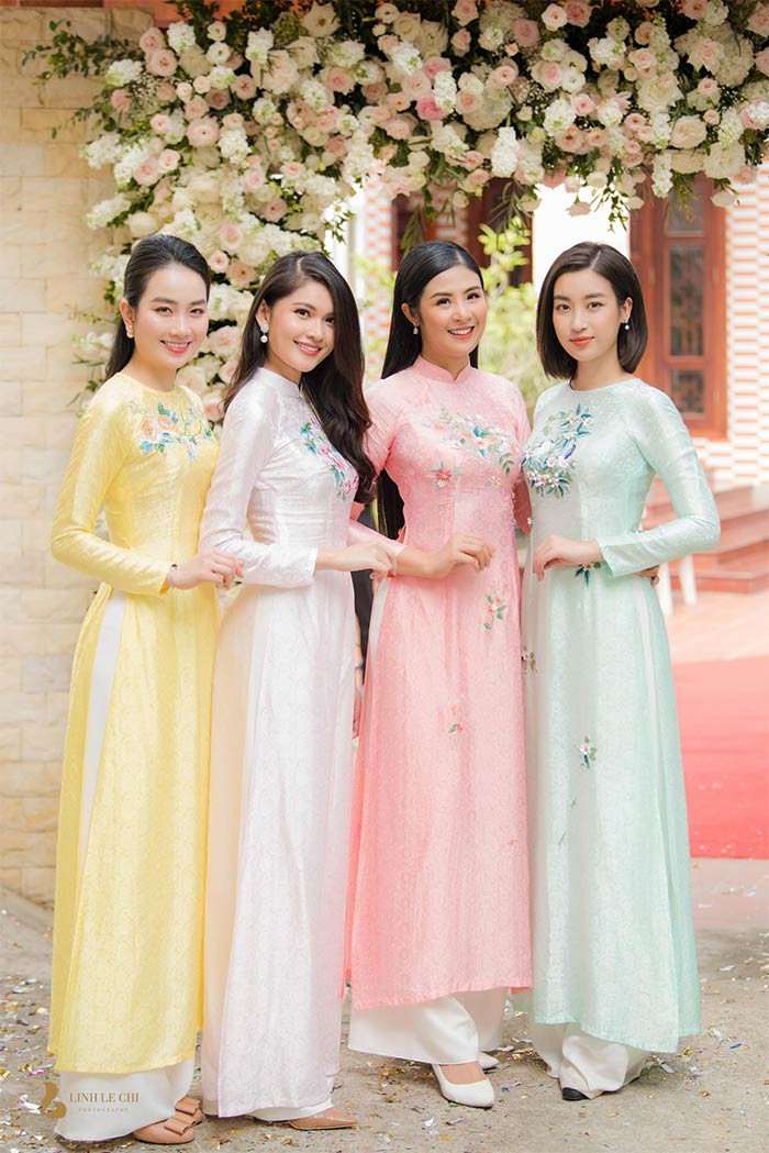 Hai hoa hậu Ngọc Hân và Mỹ Linh tươi tắn làm phù dâu cho Á hậu Thanh Tú. (Ảnh: Linh Lê Chí)