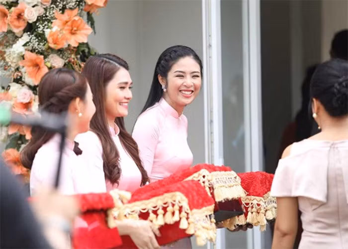 Tháng 10/2017, Hoa hậu Ngọc Hân làm phù dâu trong lễ cưới của Hoa hậu Đặng Thu Thảo. (Ảnh: laodong.vn)