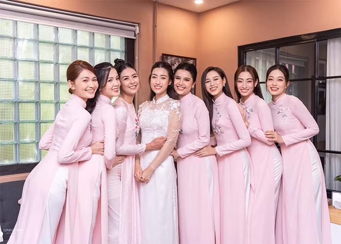 Người đẹp sinh năm 1989 vừa là phù dâu vừa là nhà thiết kế áo dài cho cô dâu Mỹ Linh và dàn phù dâu. (Ảnh: Linh Lê Chí)