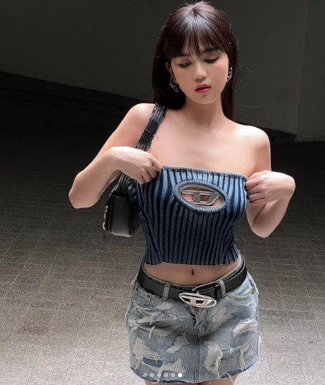 Qua những clip luyện tập của mình, chân dài 9X muốn lan tỏa năng lượng tích cực tập luyện đến đông đảo người theo dõi.