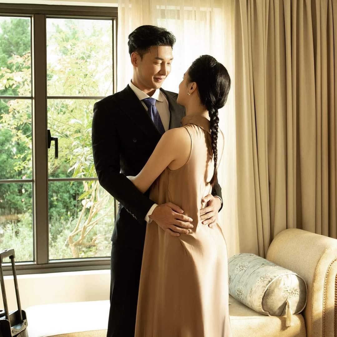 Hậu chia tay, trang Hương Giang Fanpage gây gốt khi đăng loạt ảnh Hoa hậu Chuyển giới Quốc tế 2018 ôm ấp một anh chàng đẹp trai.