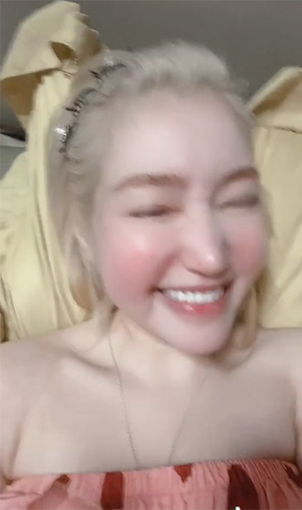 Khuôn mặt không trang điểm của Elly Trần sưng phồng, khác lạ. Nhiều bình luận cho rằng Elly Trần đã bơm má quá đà, không giống xưa nữa. (Ảnh: Tiktok NV)