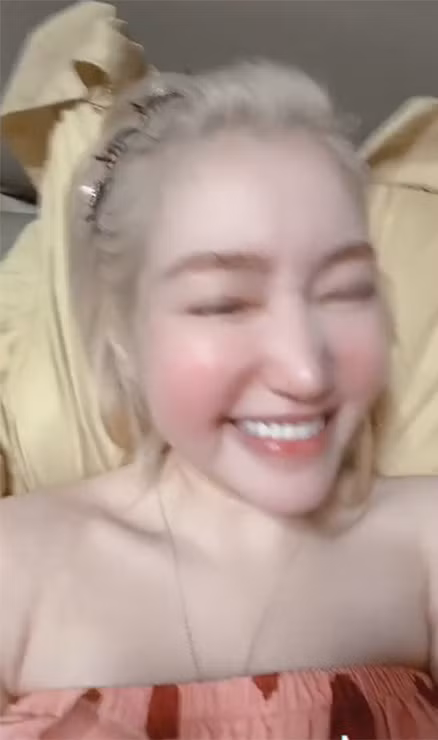 Khuôn mặt không trang điểm của Elly Trần sưng phồng, khác lạ. Nhiều bình luận cho rằng Elly Trần đã bơm má quá đà, không giống xưa nữa. (Ảnh: Tiktok NV)