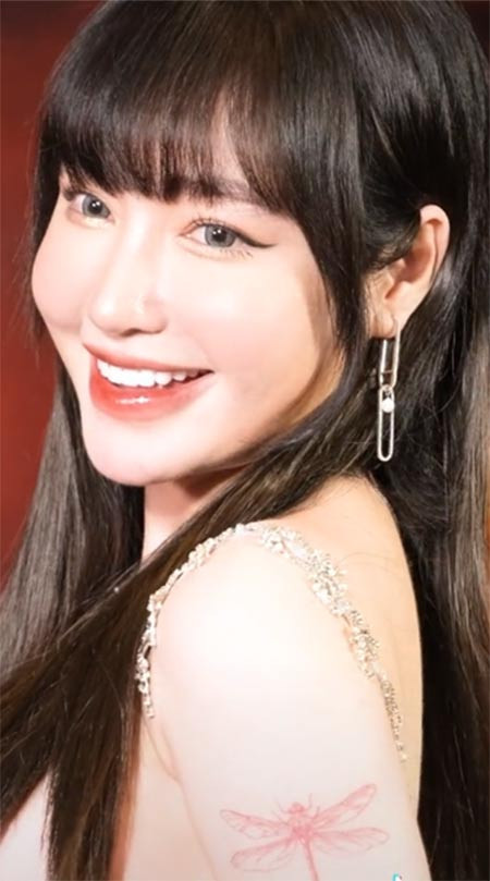 Kể cả khi Elly Trần trang điểm kỹ càng đi dự sự kiện, khuôn mặt cô cũng được nhận xét là khác lạ so với trước. (Ảnh; cắt từ clip tiktok)