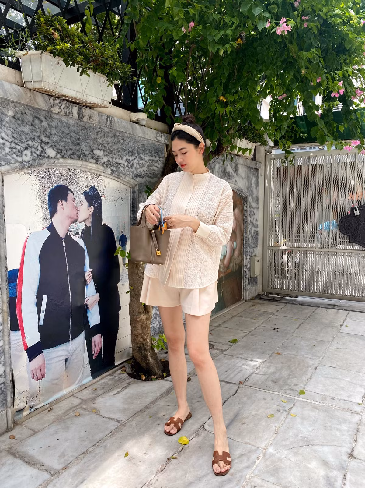 Mỹ nhân Hà thành còn được nhận xét là "cuồng" chồng con đến mức mang ảnh "khóa môi" của hai vợ chồng lẫn ảnh của con ra trang trí cổng nhà.