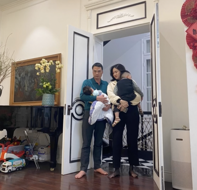 Tuy vậy, nàng á hậu cũng tiết lộ hình ảnh đời thường hiếm hoi của hai vợ chồng khi trải qua cảnh "một nách hai con", tất bật chăm sóc hai nhóc tì. Dù bận rộn công việc nhưng doanh nhân Thành Phương vẫn thường hỗ trợ vợ chăm con.