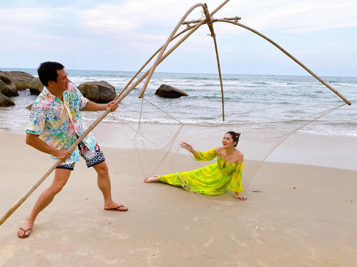 Hôn nhân lệch tuổi hơn một con giáp của Á hậu Thanh Tú - Thành Phương ngày càng mặn nồng.