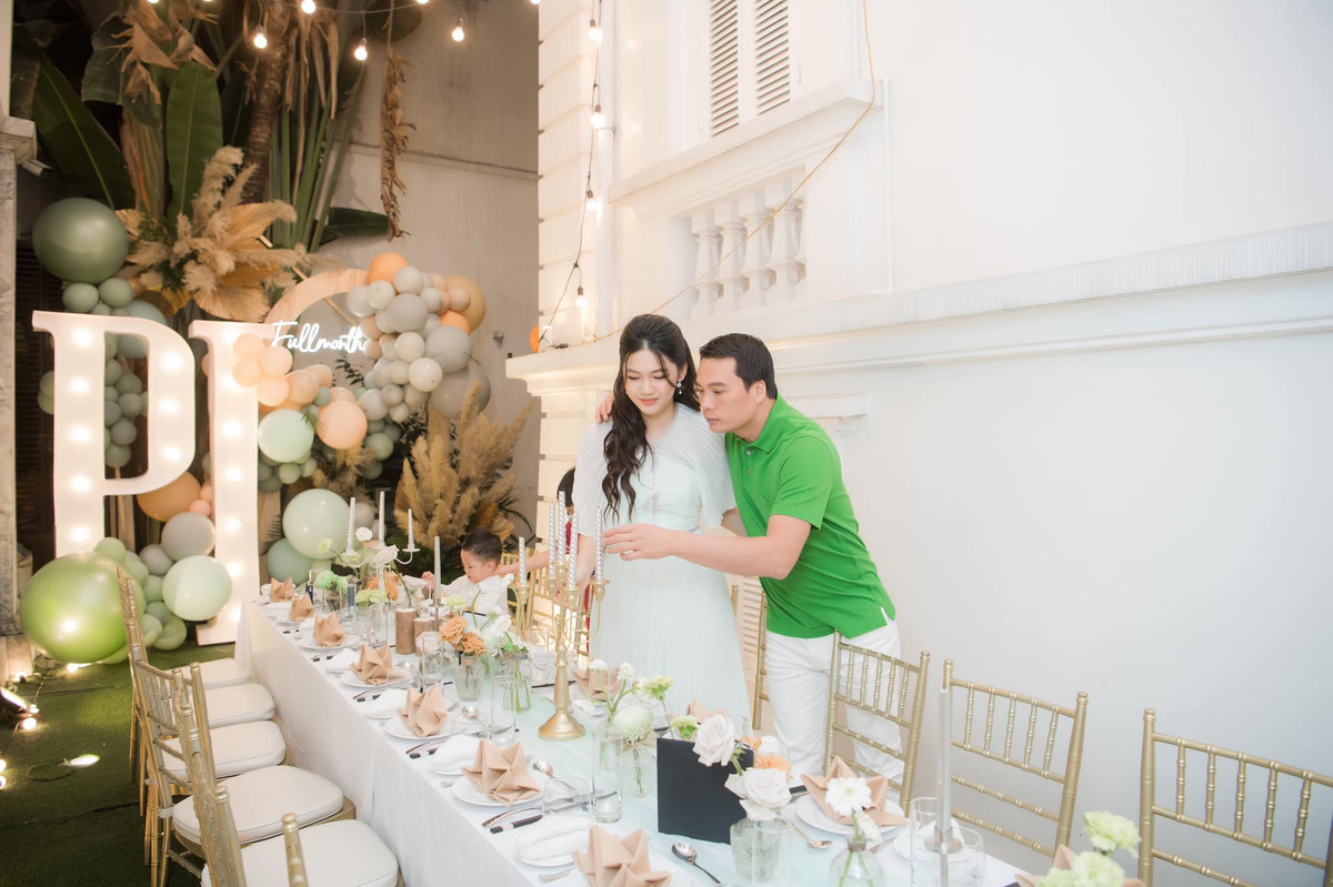 "Mừng đầy tháng em Pi mà bị mọi người trêu là 2 vợ chồng tổ chức tiệc đính hôn đấy à", nàng á hậu chia sẻ về khoảnh khắc cả hai như vợ chồng son.