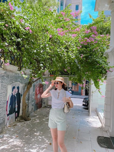 Khoảnh khắc xinh đẹp của Á hậu Thanh Tú ở cổng biệt thự qua ống kính của ông xã.