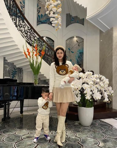 Hạn chế tham gia showbiz để dành thời gian cho gia đình nhỏ và công ty riêng, Á hậu Thanh Tú xây dựng cho mình hình tượng mẹ 2 con trên mạng "thảnh thơi - sành điệu".