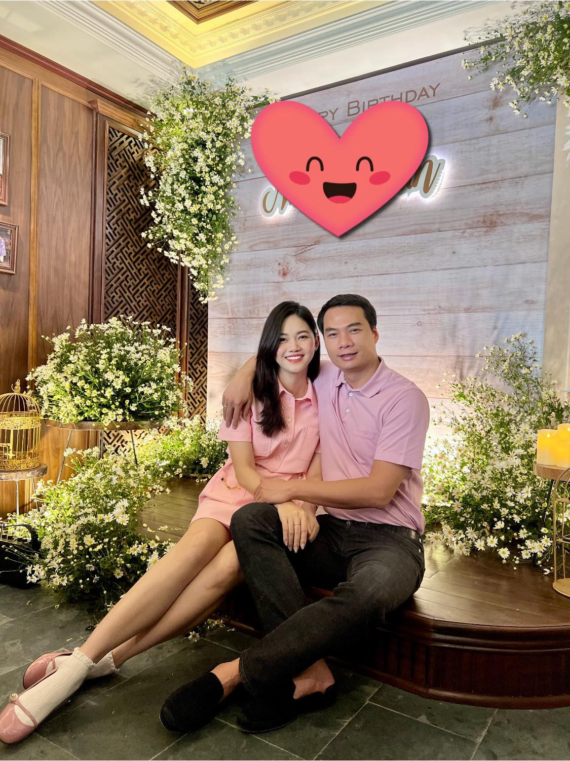 Được khen tình cảm trong những khoảnh khắc lãng mạn bên ông xã, Á hậu 1 của cuộc thi Hoa hậu Việt Nam 2016 tự nhận cả hai như vợ chồng son.