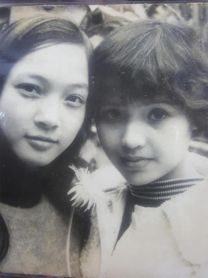 Lê Khanh lúc trẻ chụp ảnh cùng NSND Lan Hương. (Ảnh: FBNV)