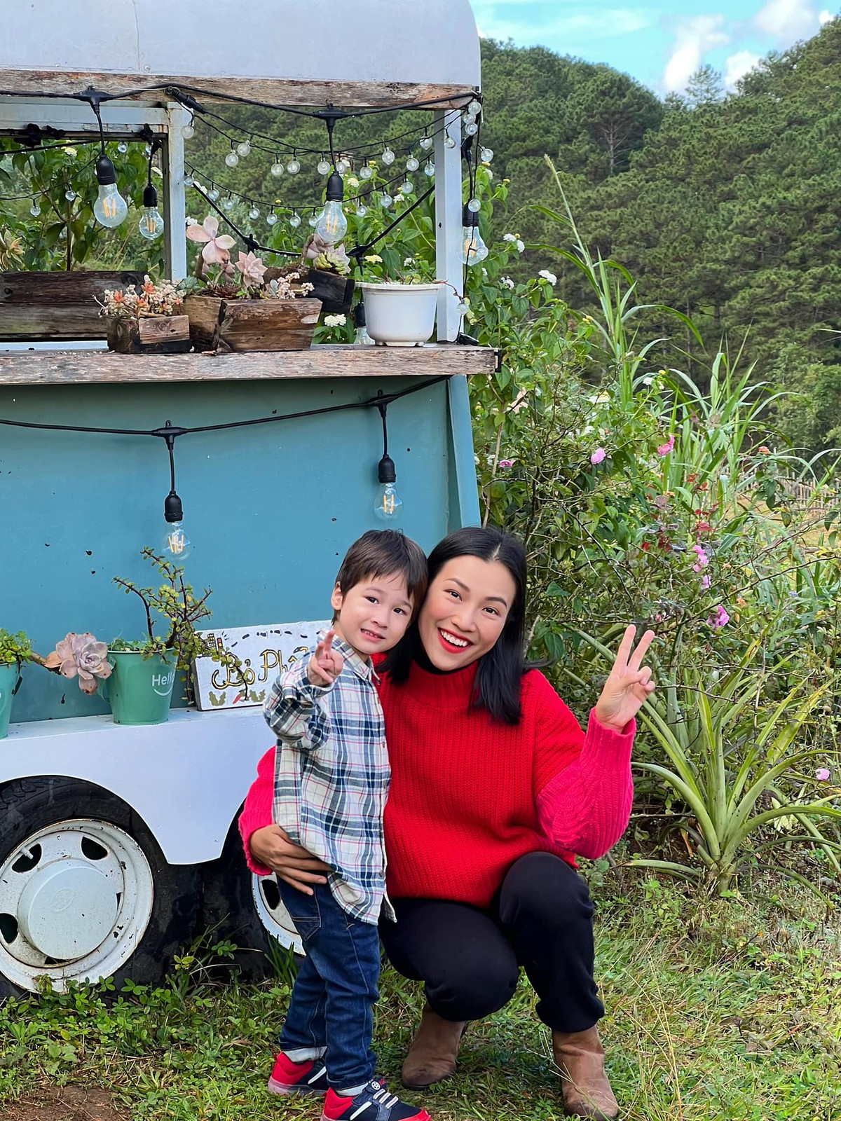 Hậu ly hôn ông xã người Mỹ lai Đức là Jack Cole, MC Hoàng Oanh chia sẻ nhiều khoảnh khắc hạnh phúc bên con trai Max.