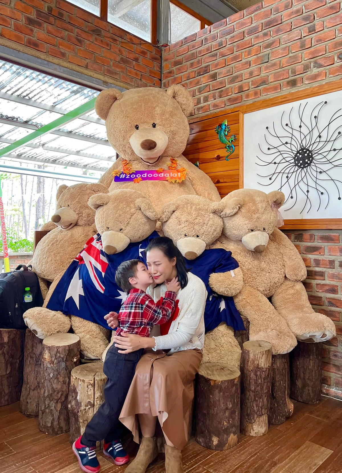 Để con biết thêm về tiếng Việt, mỗi tối, nữ MC dành thời gian đọc sách dạy con.