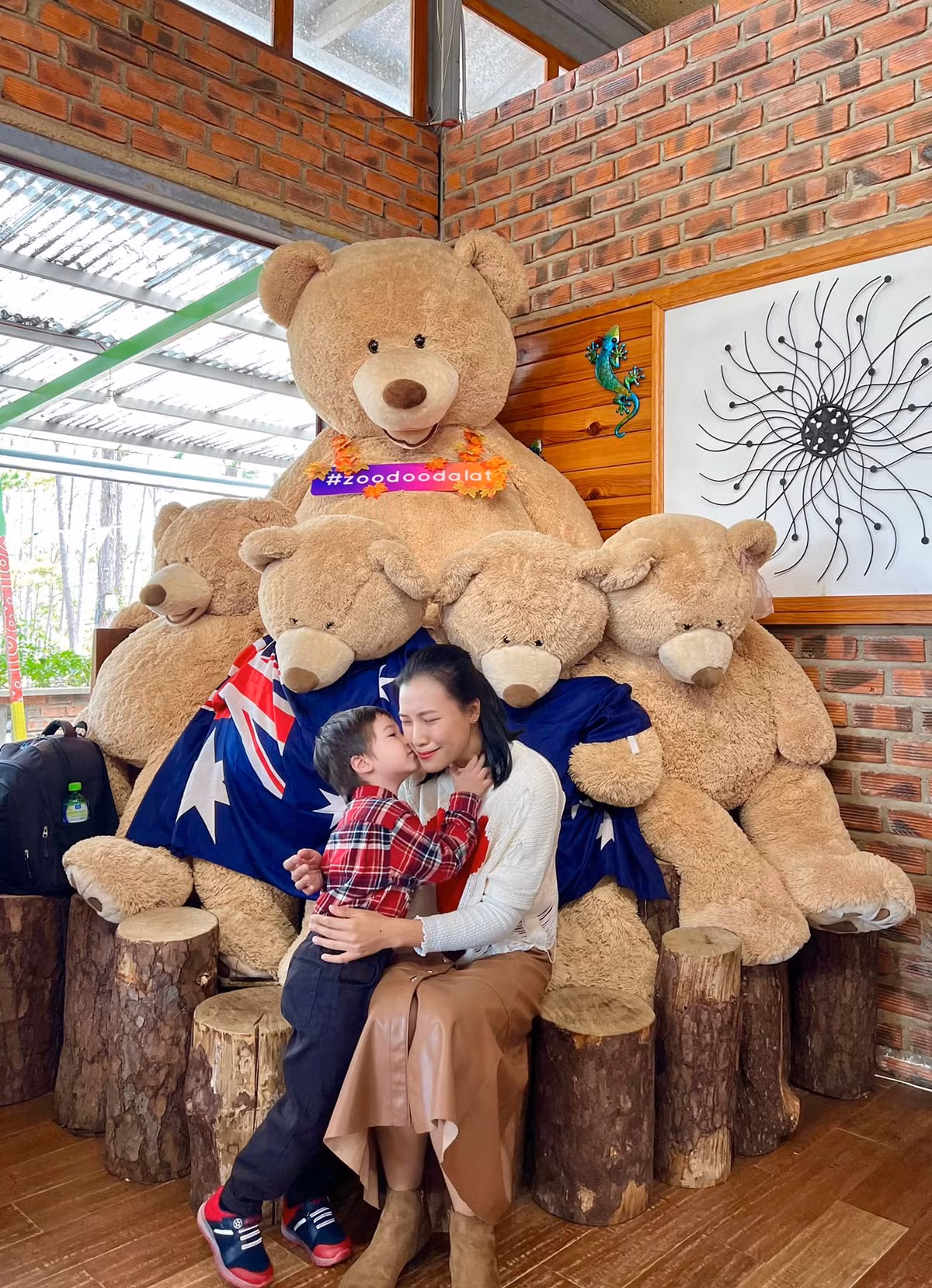 Để con biết thêm về tiếng Việt, mỗi tối, nữ MC dành thời gian đọc sách dạy con.