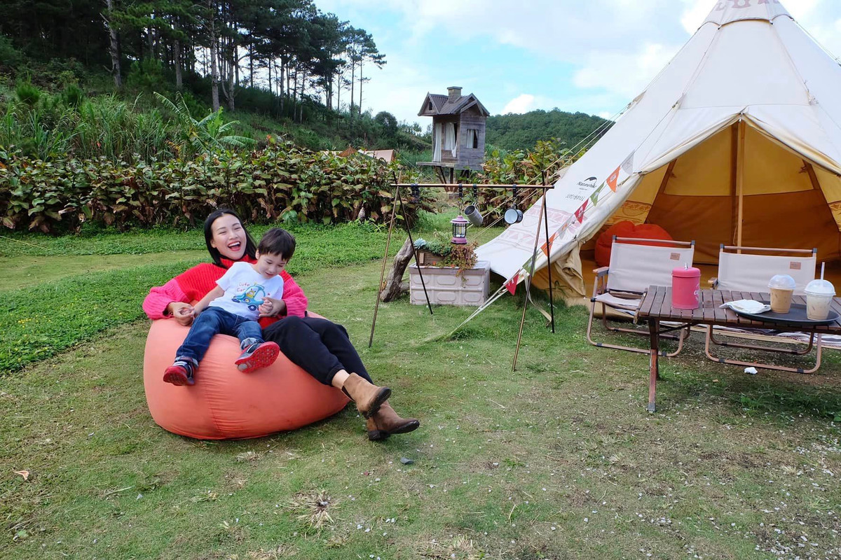 Còn nhỏ nhưng quý tử nhà Hoàng Oanh đã biết thể hiện sự quan tâm và sống tình cảm.