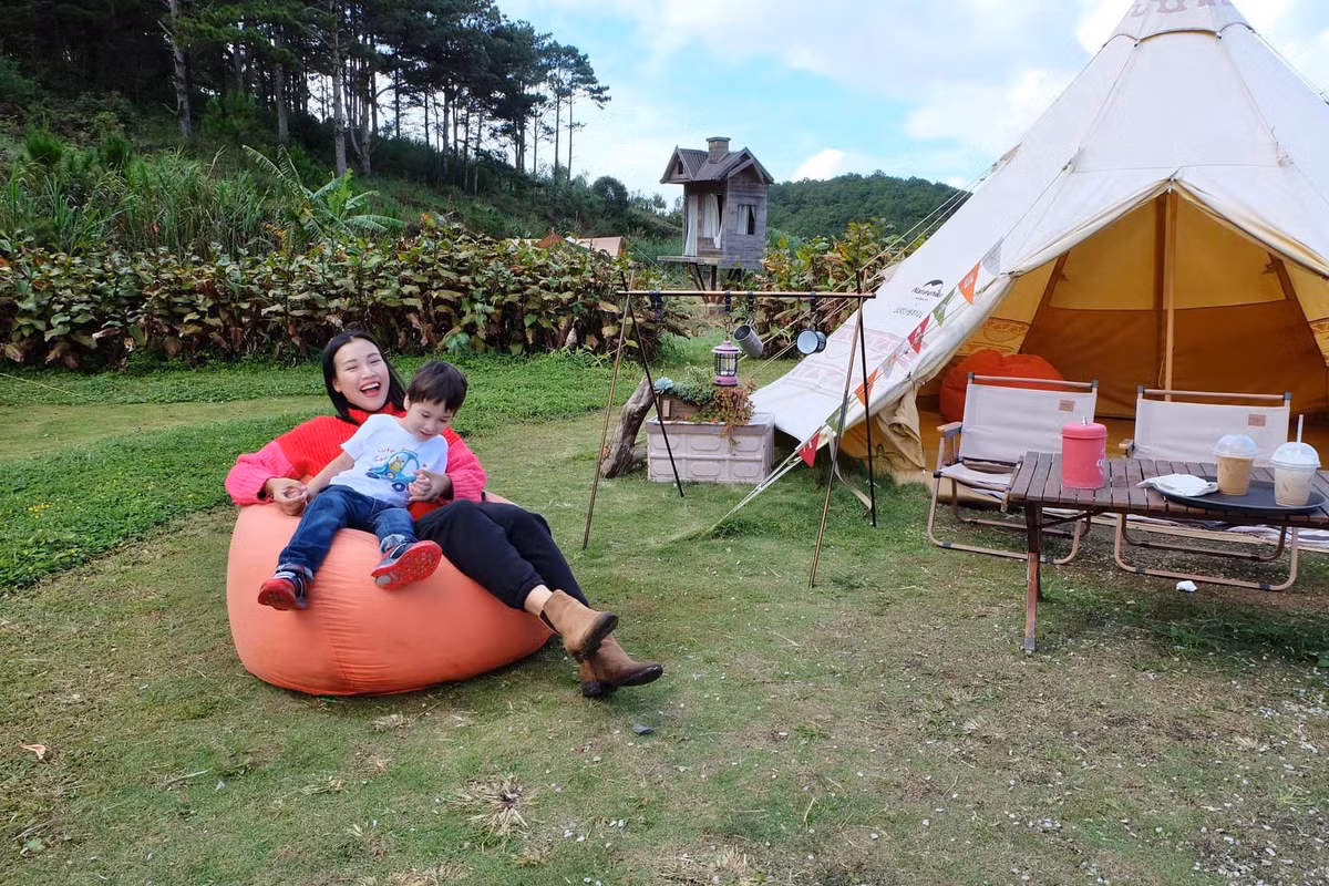 Còn nhỏ nhưng quý tử nhà Hoàng Oanh đã biết thể hiện sự quan tâm và sống tình cảm.