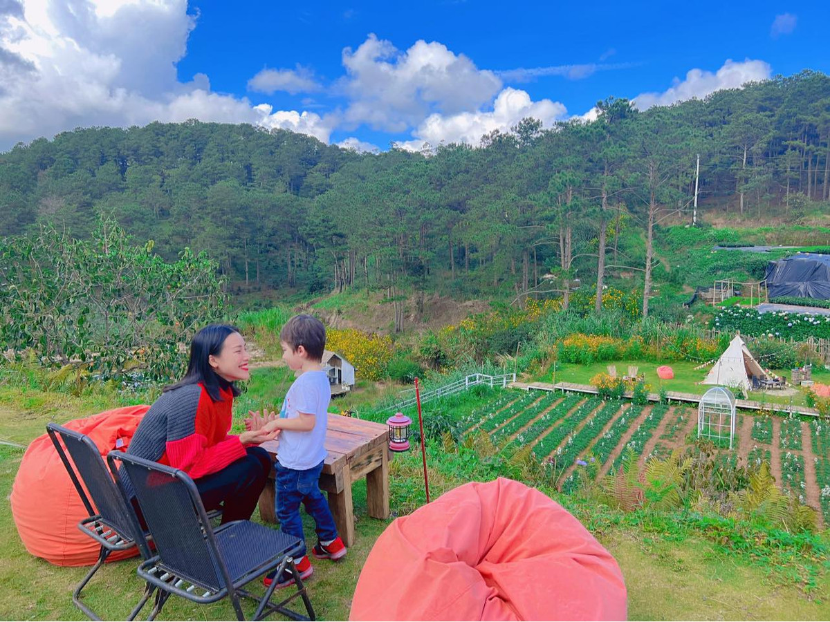 Á hậu Hoàng Oanh từng chia sẻ về con trai rằng, con đã biết nói thương bà ngoại, thương mẹ, biết lẳng lặng ra bật quạt khi mẹ nói “nóng quá”, trong sự ngỡ ngàng của cả nhà.