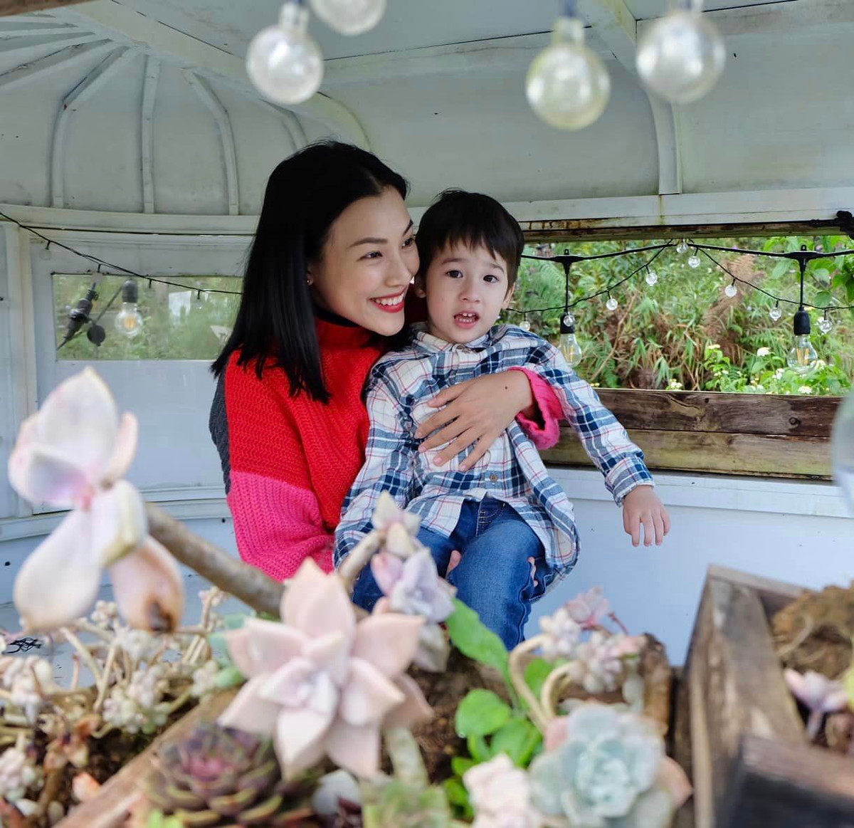 Mới 2 tuổi nhưng con trai lai Tây của MC Hoàng Oanh đã lớn bổng, càng lớn càng ra dáng "soái ca nhí", thừa hưởng nhiều nét đẹp của bố mẹ.