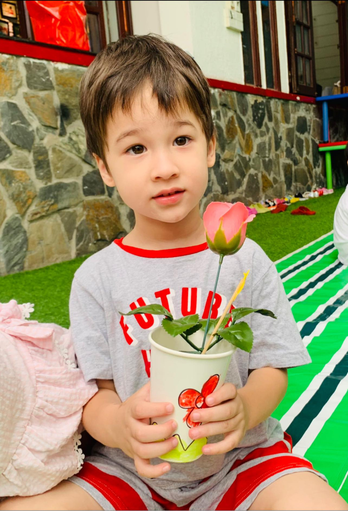 Cuối năm 2021, Max theo mẹ về nước sau một thời gian sống ở Singapore. Cậu bé nhanh chóng hòa nhập với môi trường mới.