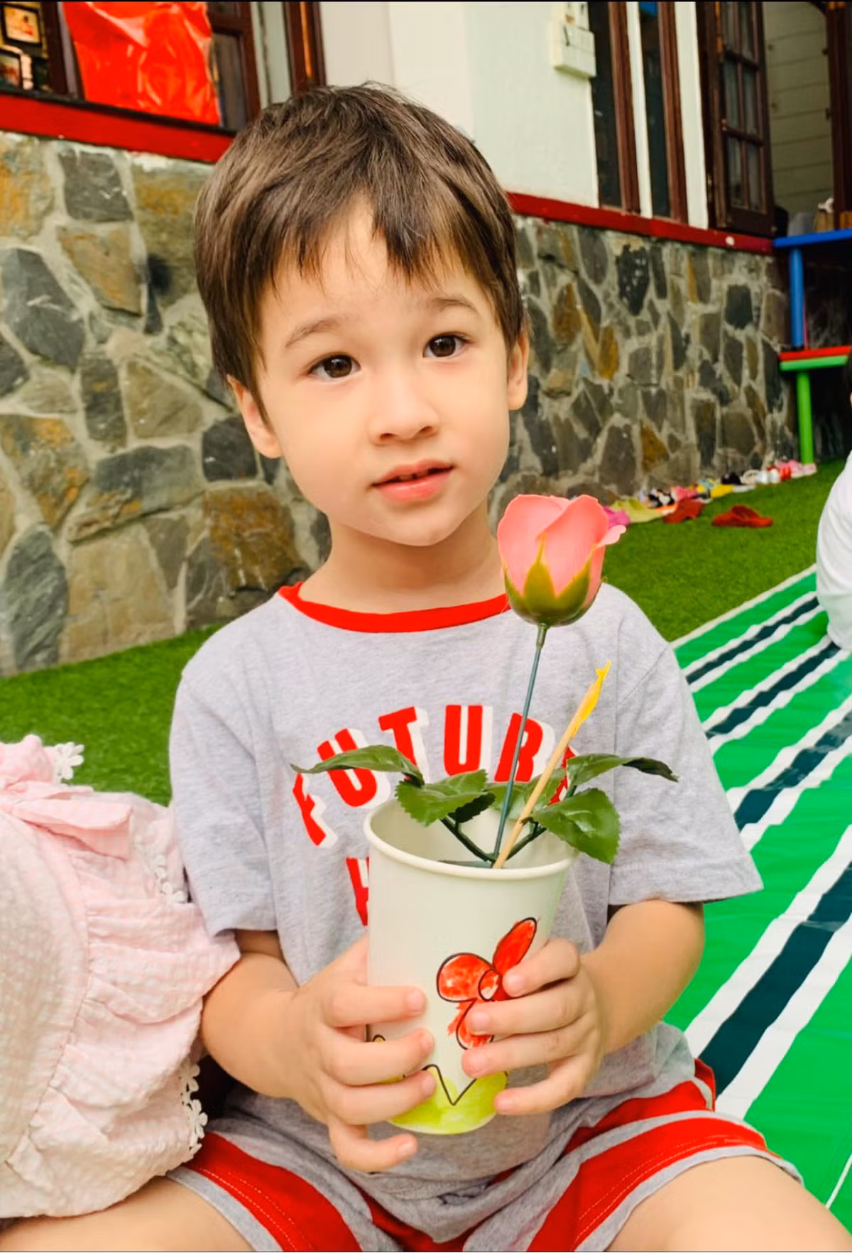 Cuối năm 2021, Max theo mẹ về nước sau một thời gian sống ở Singapore. Cậu bé nhanh chóng hòa nhập với môi trường mới.