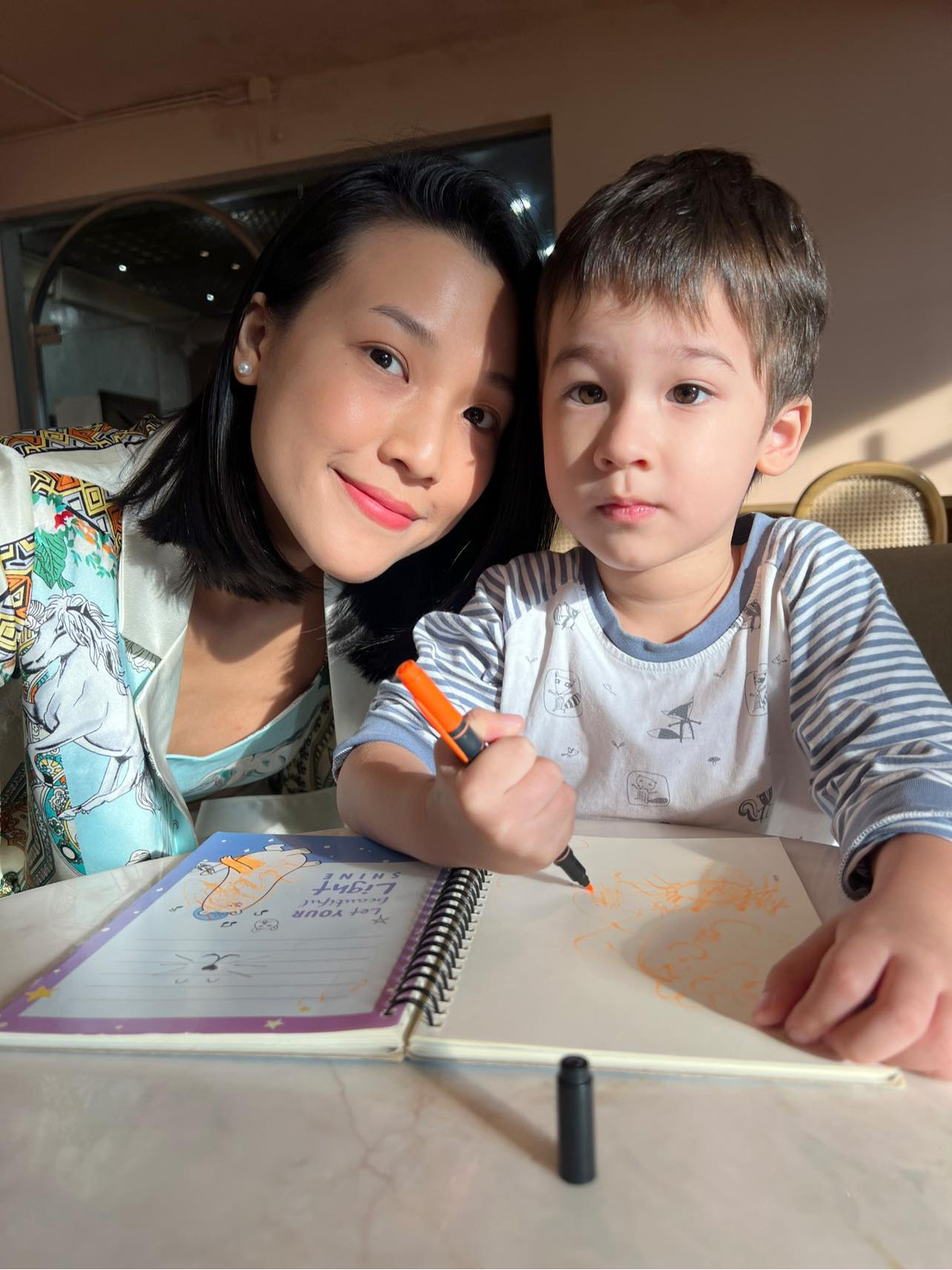 Á hậu 1 Hoa hậu Phụ nữ Việt Nam 2012 dành nhiều thời gian vừa học vừa chơi cùng con. Hai mẹ con chơi trò chơi kết hợp tư duy, tăng khả năng ghi nhớ cho quý tử.