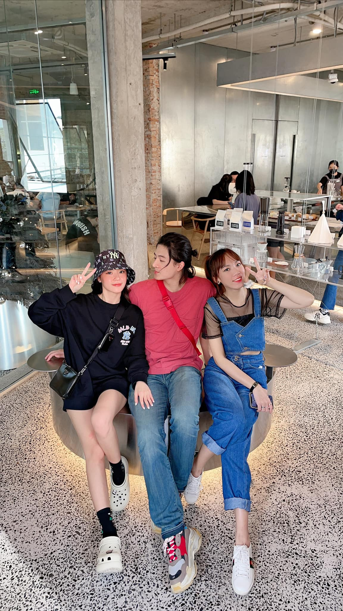 Harry Lu gây bất ngờ bởi diện mạo khác lạ với mái tóc dài lãng tử.