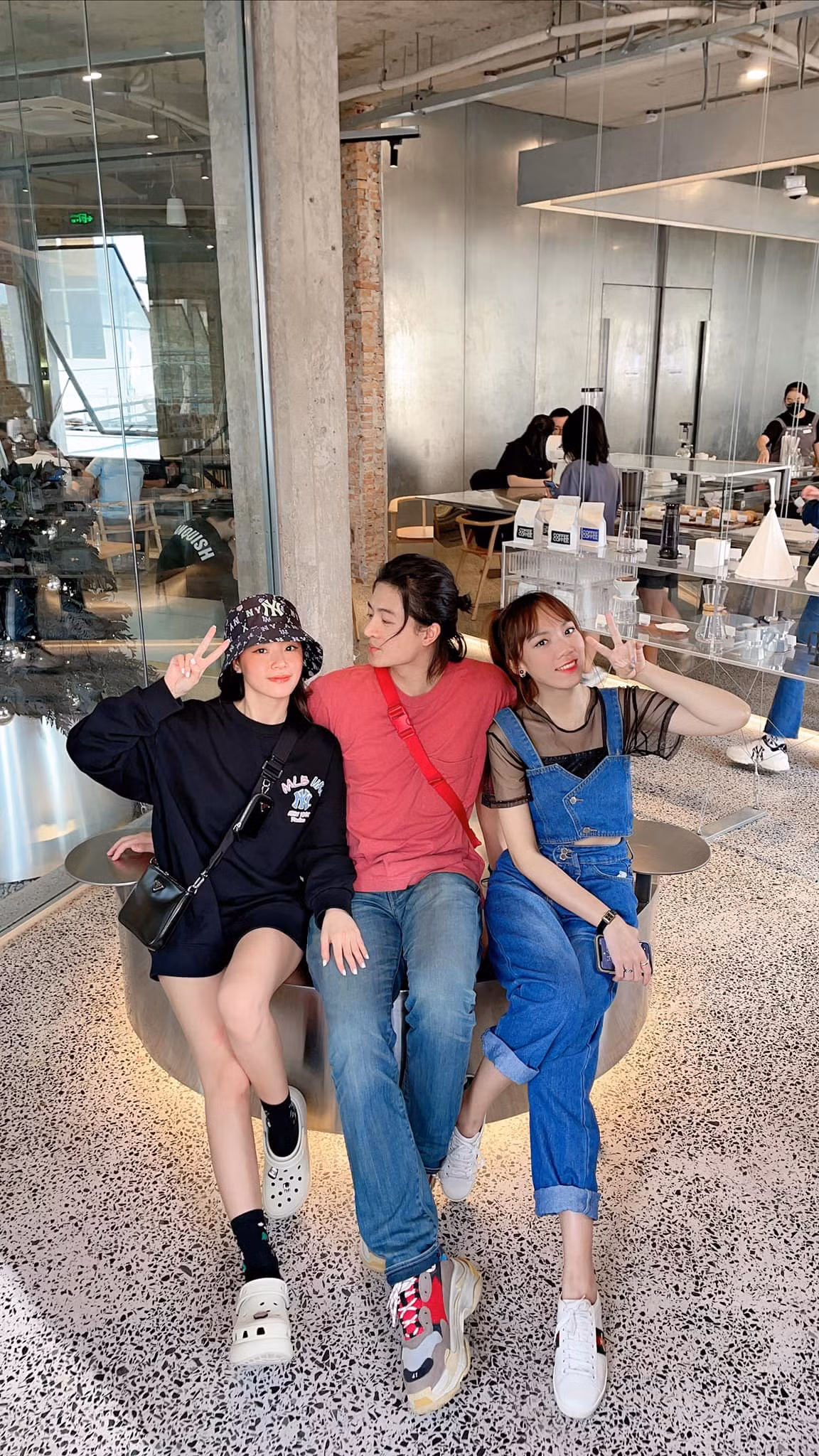 Harry Lu gây bất ngờ bởi diện mạo khác lạ với mái tóc dài lãng tử.