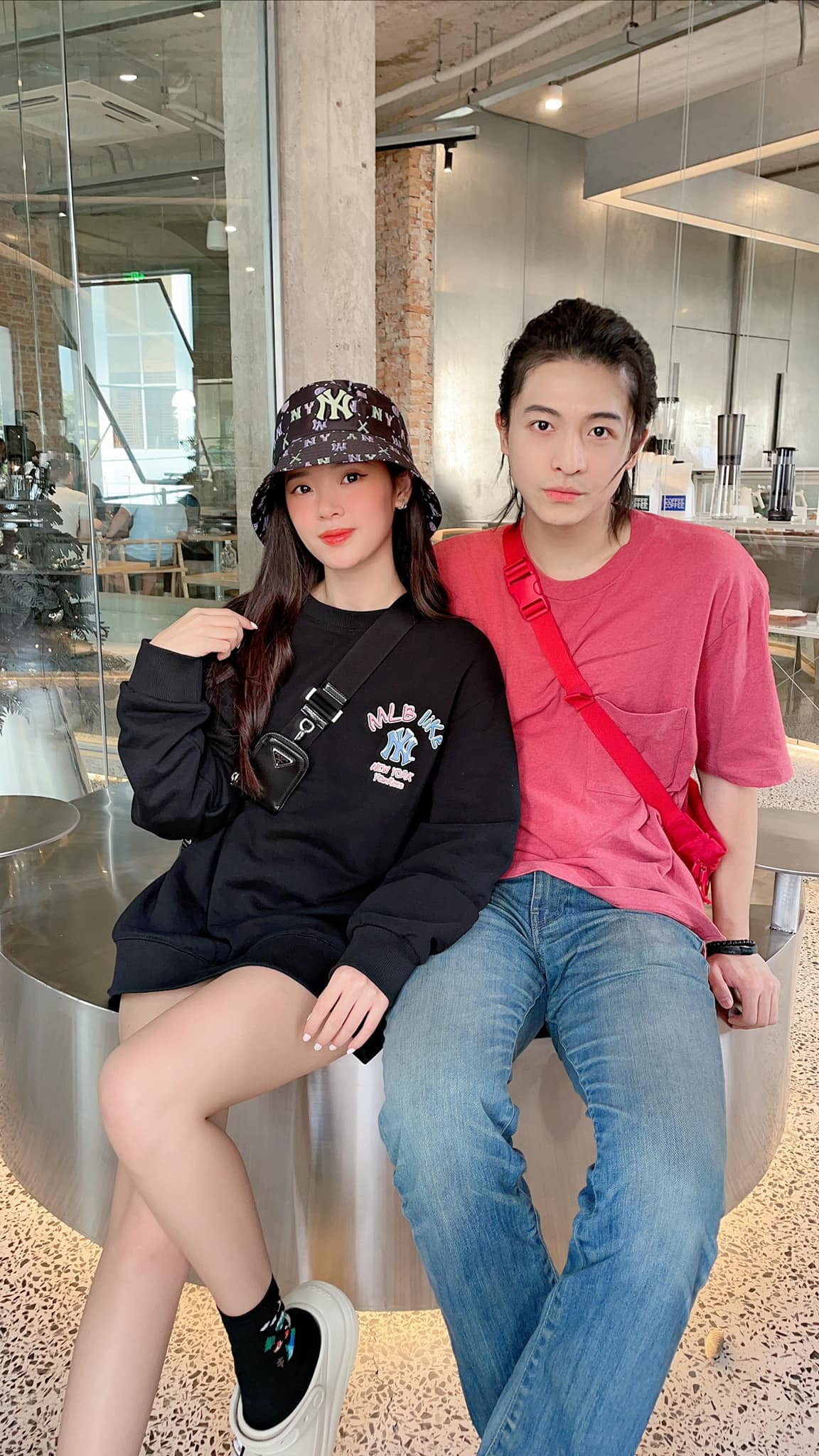 Vắng bóng khỏi làng giải trí Việt một thời gian, Harry Lu bất ngờ lộ diện trong loạt khoảnh khắc hội ngộ cùng "tình tin đồn" một thời là Midu.