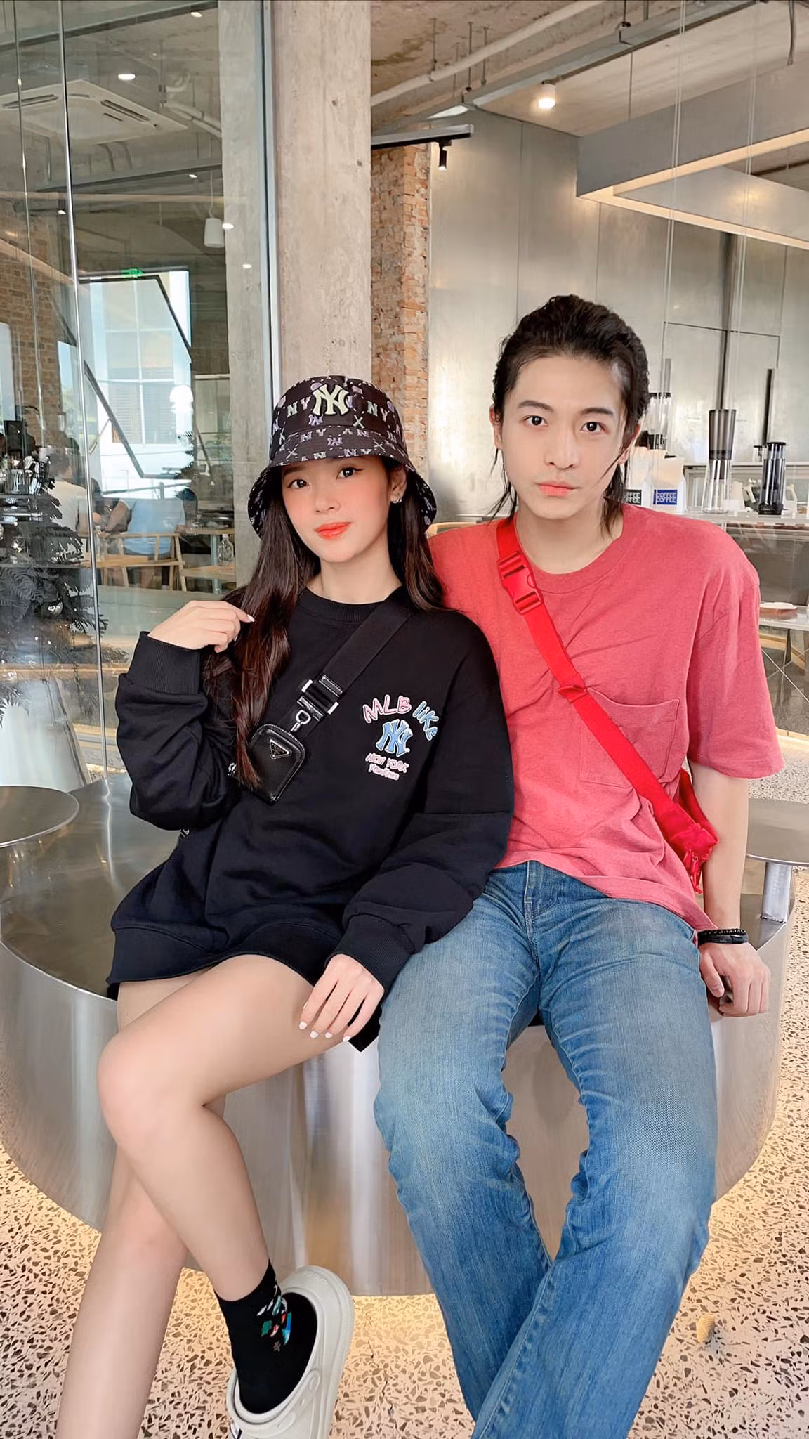 Vắng bóng khỏi làng giải trí Việt một thời gian, Harry Lu bất ngờ lộ diện trong loạt khoảnh khắc hội ngộ cùng "tình tin đồn" một thời là Midu.