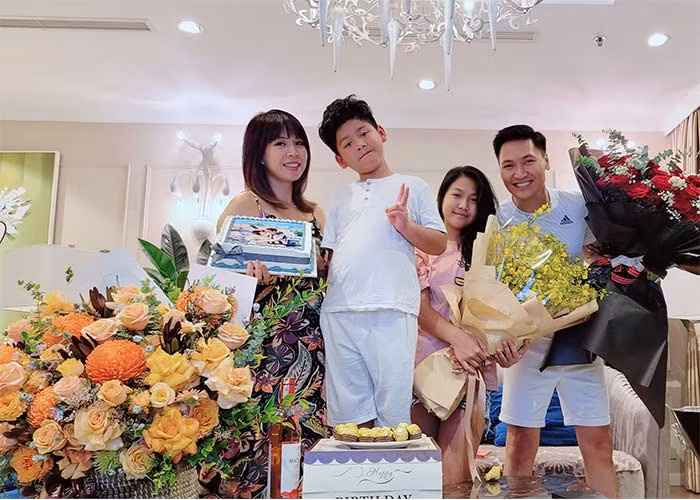 Hai người đã có với nhau hai con chung, bé gái lớn 13 tuổi và cậu con trai thứ hai 8 tuổi.