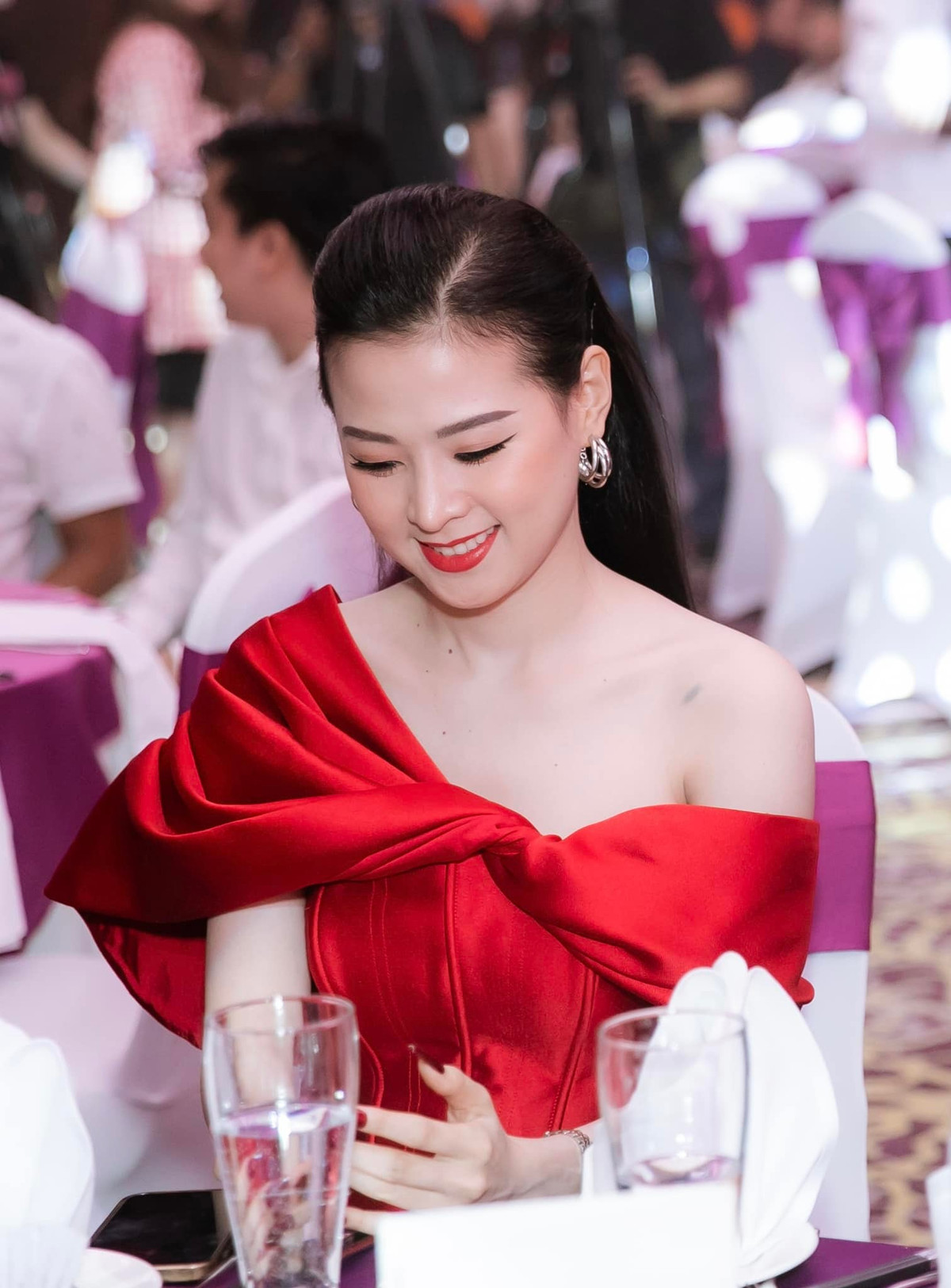 Vẻ đẹp nhẹ nhàng và nữ tính giúp Thiên Hương nhận được nhiều thiện cảm.