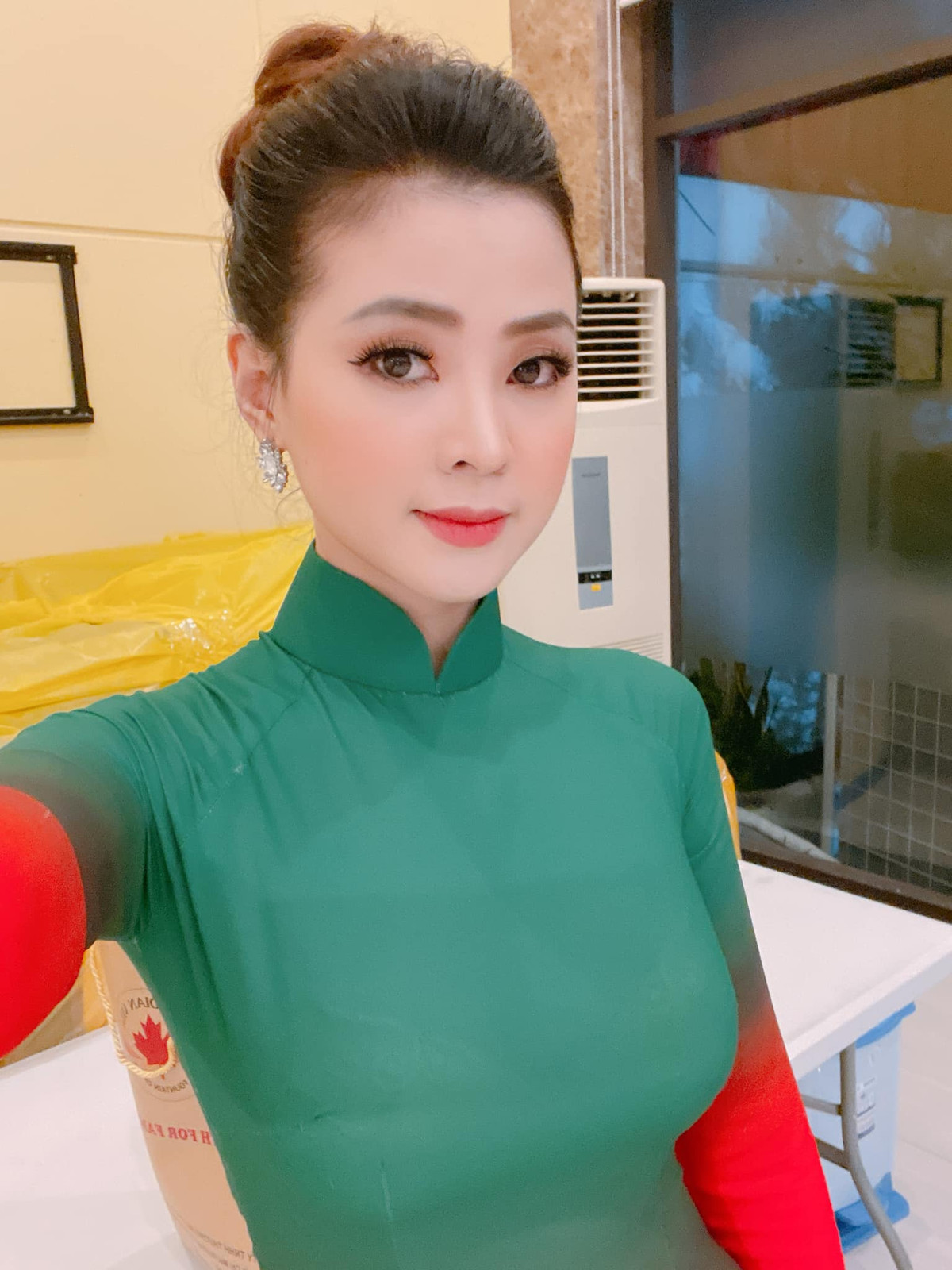 Thiên Hương từng tham gia cuộc thi Duyên dáng Bolero. Ngoài hoạt động nghệ thuật, bạn gái của Minh Luân còn bận rộn với công việc kinh doanh.