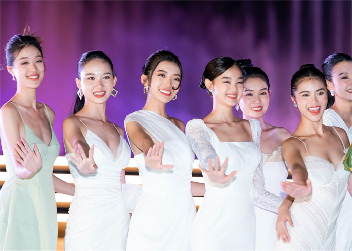 Các người đẹp đang gấp rút tập luyện cho đêm chung kết Miss World Vietnam 2022 diễn ra vào 12/8 tới đây.