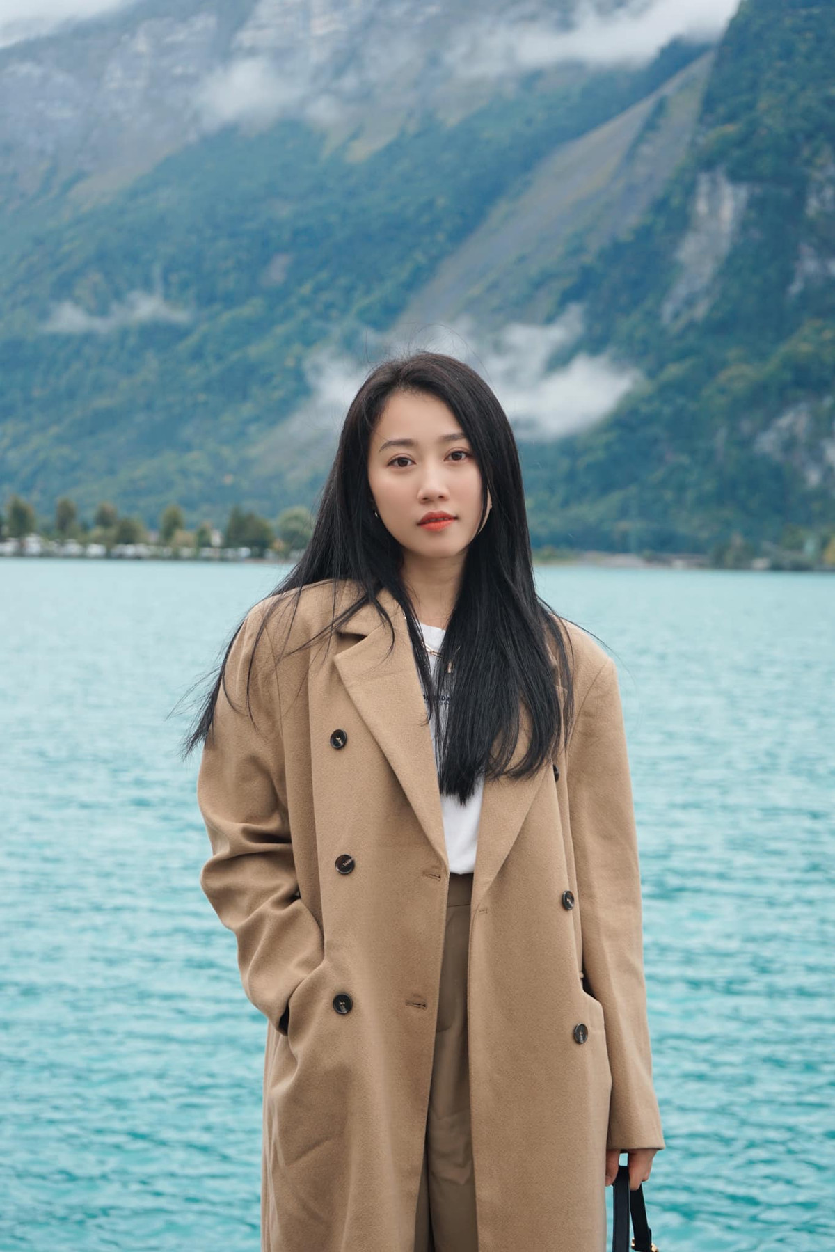 Dù vậy, nữ thư ký Bích trong "Lựa chọn số phận" vẫn chuộng những bộ cánh kín đáo, làm toát lên vẻ đẹp nhẹ nhàng và trong sáng.