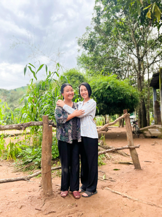 Sau 2 năm tạm ngưng diễn xuất, Huỳnh Hồng Loan trở lại với màn ảnh nhỏ bằng vai Loan trong bộ phim "Mẹ rơm" của đạo diễn Nguyễn Phương Điền.