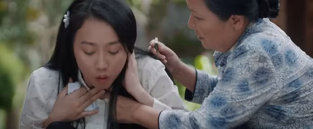 Trong phim mới, nữ diễn viên sinh năm 1994 đóng vai con gái của nghệ sĩ Ngân Quỳnh. Tính cách hiền lành, khờ khạo khiến Loan dễ bị lợi dụng và ức hiếp, thậm chí bị lừa tình đến mức có thai. Ảnh: VTV.