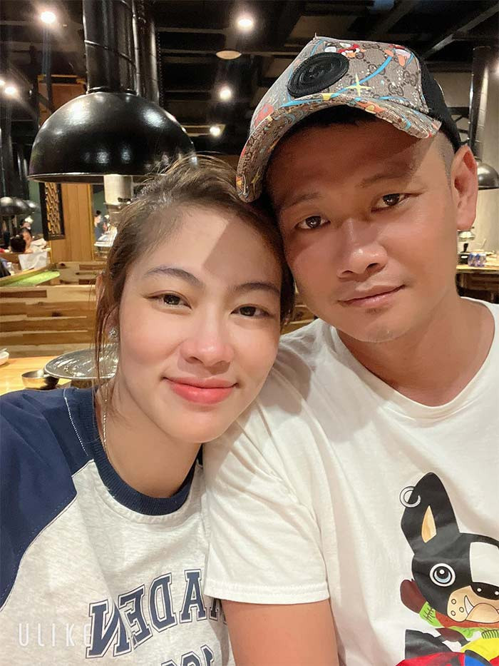 Trên trang cá nhân, người đẹp 35 tuổi thường xuyên khoe những khoảnh khắc hạnh phúc bên ba con trai và chồng hai.